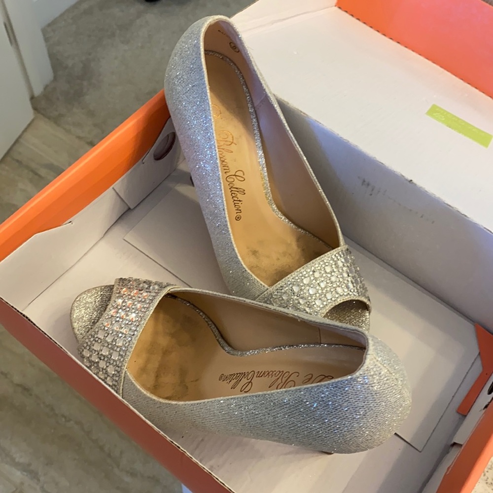 MAKE AN OFFER Wedding shoes size 5
